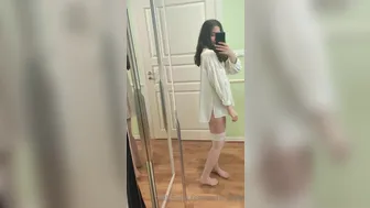 Elfie_cutie onlyfans shows her pussy on the chair