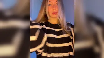 daisydrewuk onlyfans Courtesan takes off her tights, showing charms