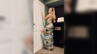 Elena Kamperi onlyfans Russian beauty communicates in fries