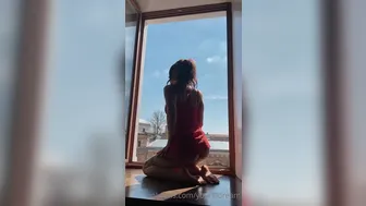 Anna aka arilaviee onlyfans Black-haired lady erotically undressed