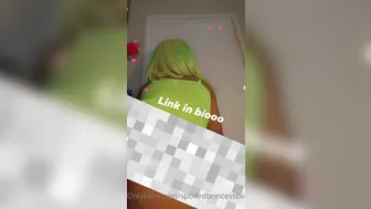 spoiledbrincesstwerks  onlyfans  fingering her wet wet pink hole