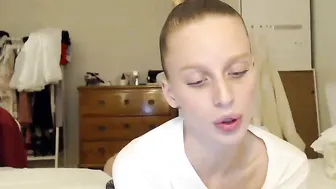 ellaa91  rubs her pussy