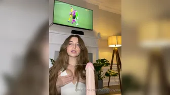 Beachbbyxxx aka Daisydrewuk onlyfans Mature slut pulls pussy while lying in a chair