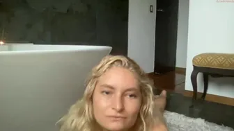 mypussysavestheworld  finger in the cave