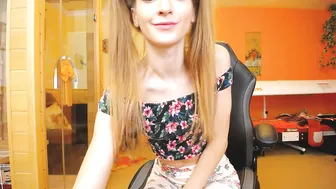 bellaela  Jerking her immense pussycat hole