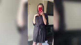 Good Lord Lori aka goodlordlori onlyfans curve with a hanging chest caresses the vagina