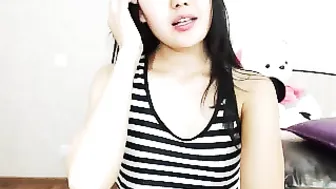 cutiesuni  Fucks her finger