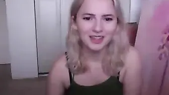 aspengreen  Naked call-girl in fore-part of the camera