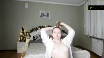 ALISACANDYY shows her breasts in a stretching motion