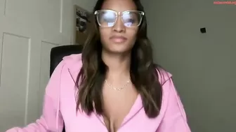 therealgiana chaturbate 2025 showed her bust