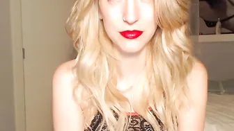 olivia_paige  Massages her huge pussy