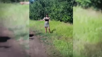 Baiser avec de gros objets dans la nature Fisting Chatte